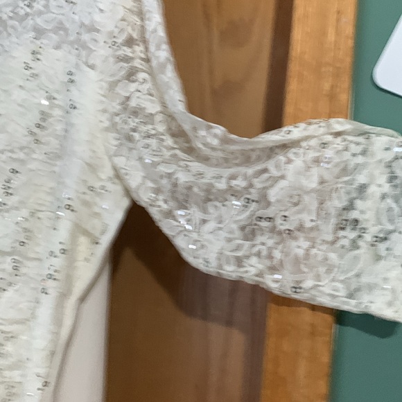 3/4 length lace sleeve top - Picture 3 of 4